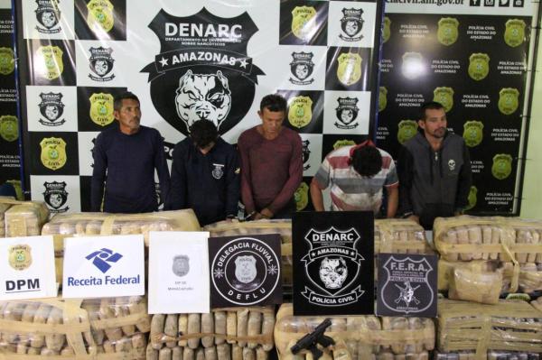 Quadrilha é presa com 1,7 tonelada de maconha, na orla de Manacapuru Quadrilha é presa com 1,7 tonelada de maconha, na orla de Manacapuru