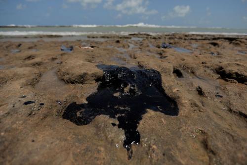 Fragmentos de óleo chegaram a praia do Espírito Santo, diz Marinha Fragmentos de óleo chegaram a praia do Espírito Santo, diz Marinha