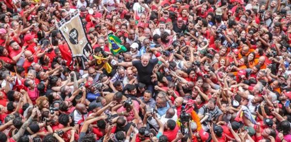 ‘Bolsonaro não foi eleito para governar para milicianos’, afirma Lula ‘Bolsonaro não foi eleito para governar para milicianos’, afirma Lula