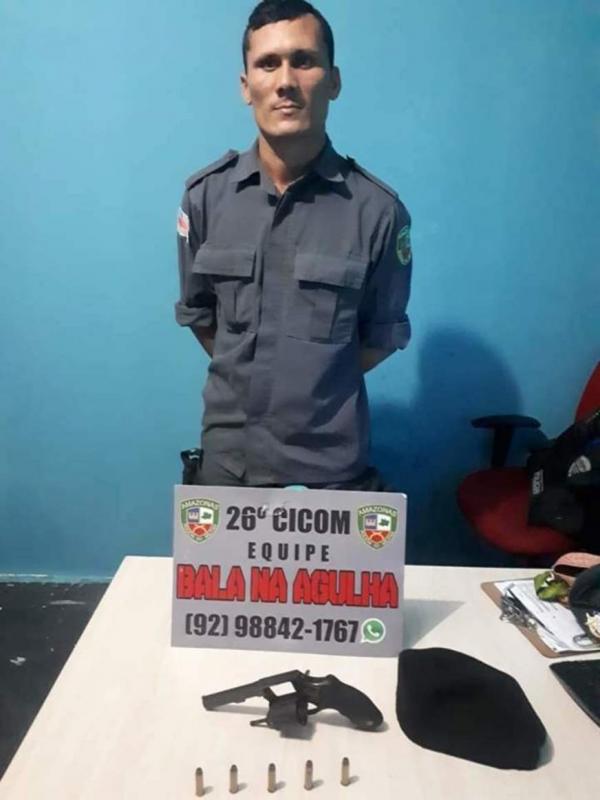 Falso policial é preso com arma de fogo em Manaus Falso policial é preso com arma de fogo em Manaus