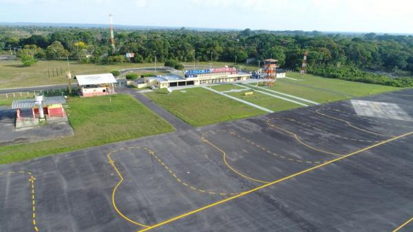Vândalos destroem sinalização da pista do aeroporto de Parintins Vândalos destroem sinalização da pista do aeroporto de Parintins