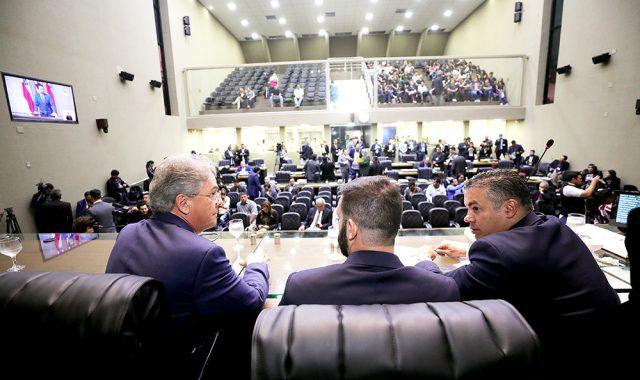 Apagões de energia no interior são debatidos na Aleam Apagões de energia no interior são debatidos na Aleam