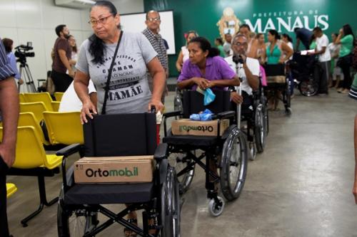 Programa 'Abraço Solidário' entrega 50 cadeiras de rodas, em Manaus Programa 'Abraço Solidário' entrega 50 cadeiras de rodas, em Manaus