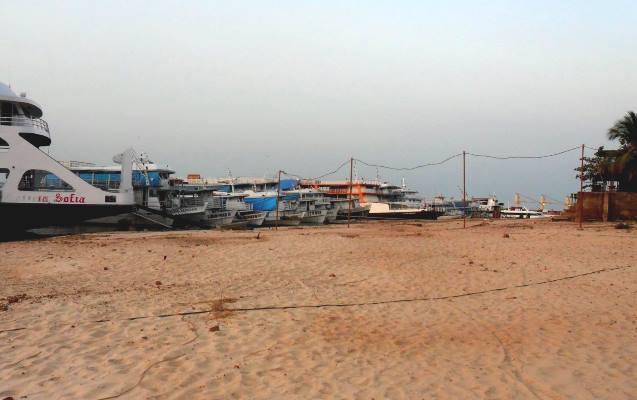 Praia da Maracangalha está sendo usada como 'cemitério de barcos' Praia da Maracangalha está sendo usada como 'cemitério de barcos'