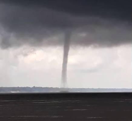 Tornado assusta moradores de Urucurituba (AM); vídeo Tornado assusta moradores de Urucurituba (AM); vídeo