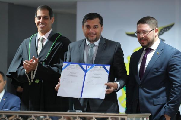 Governador anuncia pagamento de indenizações a 152 famílias vítimas de incêndio no Educandos Governador anuncia pagamento de indenizações a 152 famílias vítimas de incêndio no Educandos