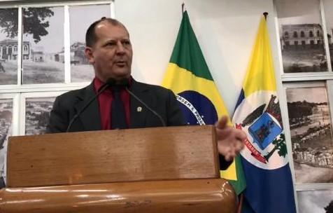 Gaúcho diz que só Nélio acredita que Resende vai trazer ônibus da China Gaúcho diz que só Nélio acredita que Resende vai trazer ônibus da China