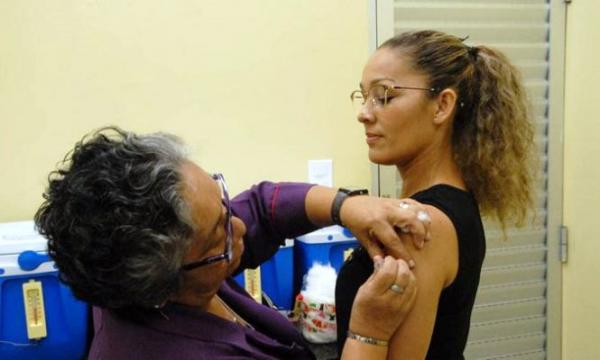 Jovens de 20 a 29 anos devem tomar a segunda dose da vacina contra o sarampo Jovens de 20 a 29 anos devem tomar a segunda dose da vacina contra o sarampo
