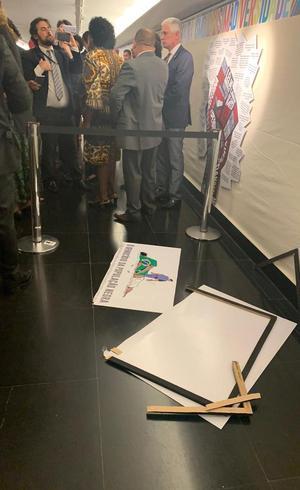 Deputado Coronel Tadeu destrói placa de exposição sobre racismo Deputado Coronel Tadeu destrói placa de exposição sobre racismo