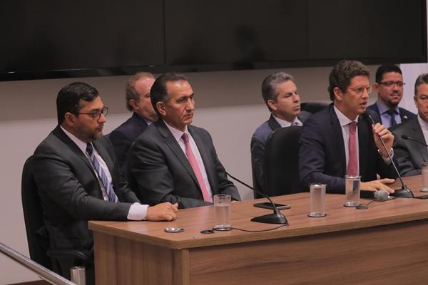 Em reunião com Salles, Wilson apresenta medidas contra desmatamento no AM Em reunião com Salles, Wilson apresenta medidas contra desmatamento no AM