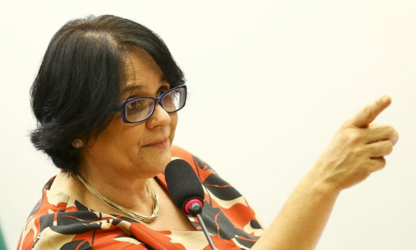 Damares vai criar canal para alunos denunciarem professores 'contra a família e religião' Damares vai criar canal para alunos denunciarem professores 'contra a família e religião'