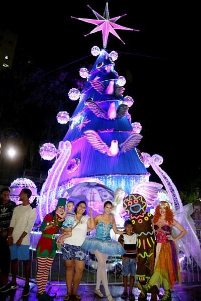 'Natal do Abraço' inicia com entrega da árvore da praça da Matriz, em Manaus 'Natal do Abraço' inicia com entrega da árvore da praça da Matriz, em Manaus