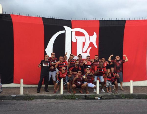 Com bandeira gigante e 'céu rubro-negro', torcedores do Flamengo preparam festa no Japiim Com bandeira gigante e 'céu rubro-negro', torcedores do Flamengo preparam festa no Japiim