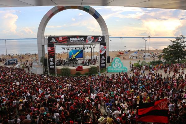 Torcedores comemoram título do Flamengo na Ponta Negra, em Manaus Torcedores comemoram título do Flamengo na Ponta Negra, em Manaus