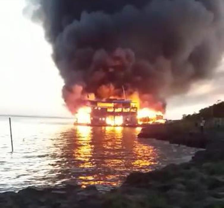Balsa pega fogo com 60 passageiros a bordo, em Santarém; vídeo Balsa pega fogo com 60 passageiros a bordo, em Santarém; vídeo