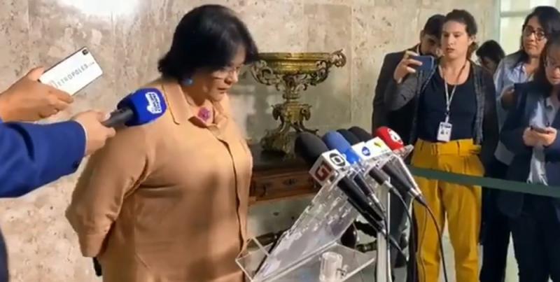 Damares faz encenação em coletiva para mostrar que 'mulher não pode ficar em silêncio' Damares faz encenação em coletiva para mostrar que 'mulher não pode ficar em silêncio'
