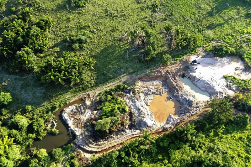 Operação fecha garimpo de ouro clandestino em Novo Progresso (PA) Operação fecha garimpo de ouro clandestino em Novo Progresso (PA)
