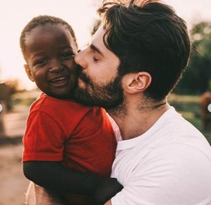 Alok visita crianças órfãs do Moçambique, pela terceira vez, em ação social Alok visita crianças órfãs do Moçambique, pela terceira vez, em ação social