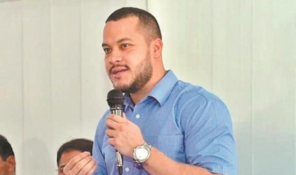 Adail Filho contrata empresa para asfaltar quatro ruas por R$ 1,4 milhão Adail Filho contrata empresa para asfaltar quatro ruas por R$ 1,4 milhão