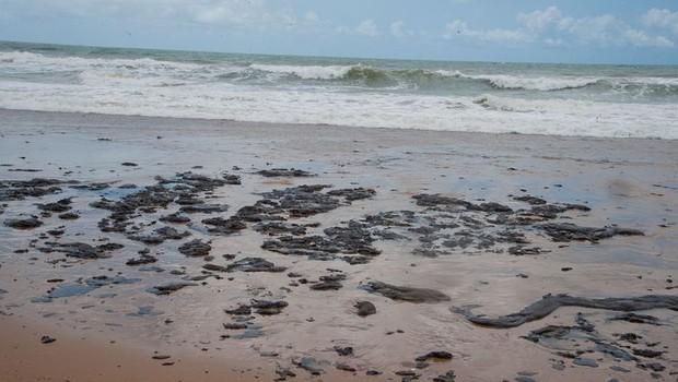 MP cria auxílio emergencial a pescadores afetados por manchas de óleo MP cria auxílio emergencial a pescadores afetados por manchas de óleo