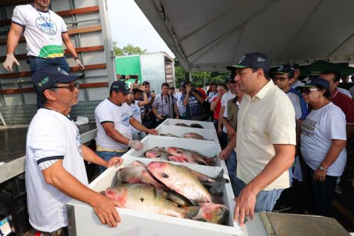 ‘Peixe no Prato’ leva 2,5 toneladas de pescado ao bairro Alvorada ‘Peixe no Prato’ leva 2,5 toneladas de pescado ao bairro Alvorada
