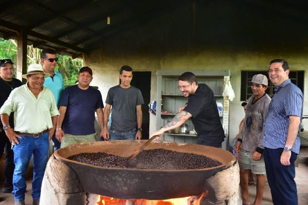 Governo analisa tecnologia da Embrapa Maués que potencializa produção de guaraná Governo analisa tecnologia da Embrapa Maués que potencializa produção de guaraná