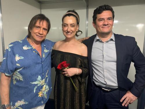 Roberto Carlos agradece e pede aplausos para Moro, em show, em Curitiba Roberto Carlos agradece e pede aplausos para Moro, em show, em Curitiba