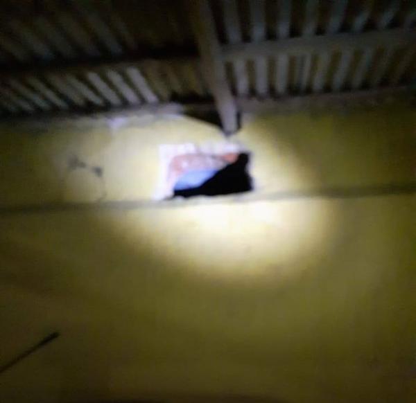Oito presos fogem do presídio de Maués por buraco na parede Oito presos fogem do presídio de Maués por buraco na parede
