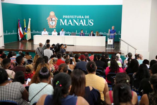 Prefeito de Manaus anuncia entrega de 100 casas para vítimas de incêndio no Educandos Prefeito de Manaus anuncia entrega de 100 casas para vítimas de incêndio no Educandos