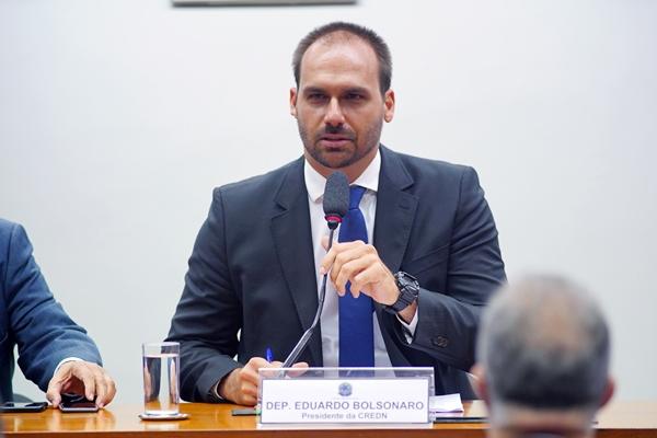 PSL suspende Eduardo Bolsonaro por um ano e pune mais 17 deputados PSL suspende Eduardo Bolsonaro por um ano e pune mais 17 deputados