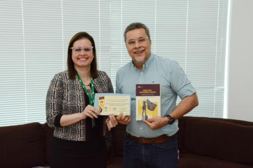 Professora da UEA lança livro sobre universidades em área de fronteira Professora da UEA lança livro sobre universidades em área de fronteira