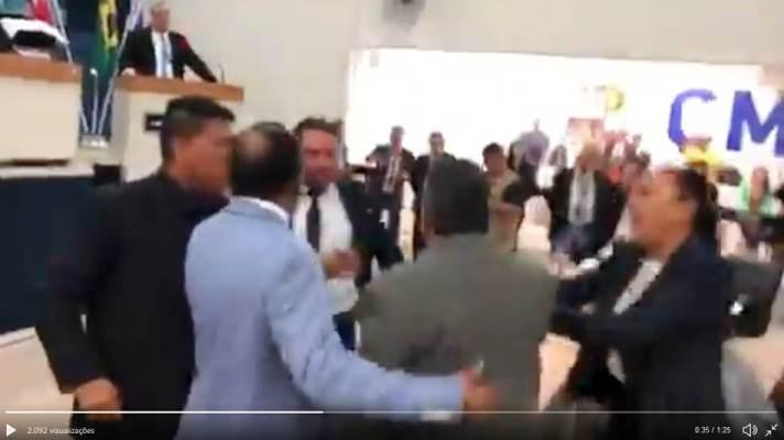 Vereadores de Belém trocam empurrões durante sessão na Câmara Vereadores de Belém trocam empurrões durante sessão na Câmara