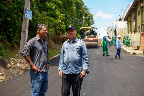 Mais de 15 quilômetros de vias recebem recapeamento no Parque 10, em Manaus Mais de 15 quilômetros de vias recebem recapeamento no Parque 10, em Manaus
