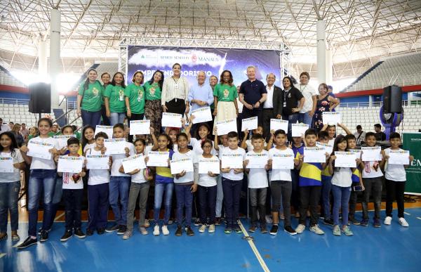 'Estamos investindo no futuro', diz Arthur ao certificar mais de 3,8 mil alunos 'Estamos investindo no futuro', diz Arthur ao certificar mais de 3,8 mil alunos