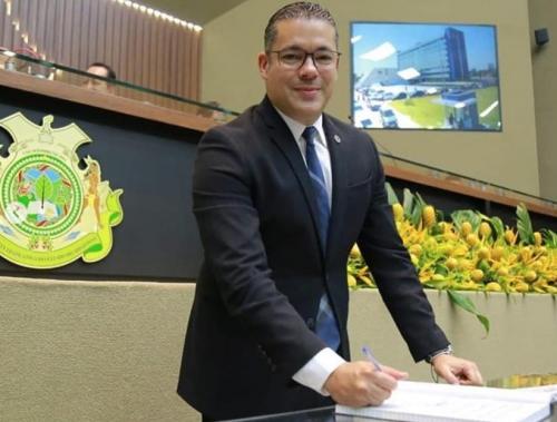 Grande em janeiro, Josué Neto chega pequeno em dezembro Grande em janeiro, Josué Neto chega pequeno em dezembro