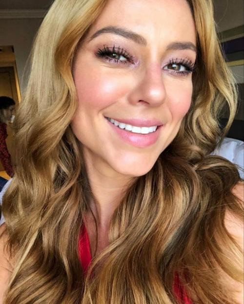 Paolla Oliveira posta foto com cabelo selvagem Paolla Oliveira posta foto com cabelo selvagem