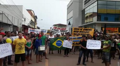 Moradores de Figueiredo protestam contra recondução de Romeiro ao cargo de prefeito Moradores de Figueiredo protestam contra recondução de Romeiro ao cargo de prefeito