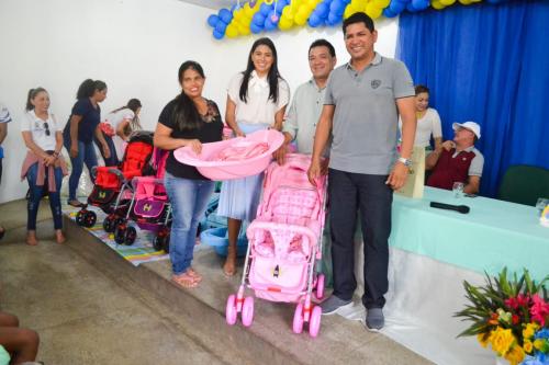 150 mães recebem kits bebê da Prefeitura de Parintins 150 mães recebem kits bebê da Prefeitura de Parintins