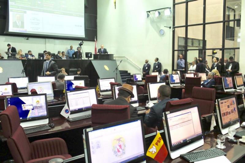 Sob o protesto de professores, deputados do Pará aprovaram PEC da Previdência Estadual Sob o protesto de professores, deputados do Pará aprovaram PEC da Previdência Estadual
