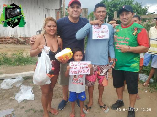 Prefeito de Boa Vista do Ramos ostenta ‘cesta de Natal vazia’ doada às famílias Prefeito de Boa Vista do Ramos ostenta ‘cesta de Natal vazia’ doada às famílias