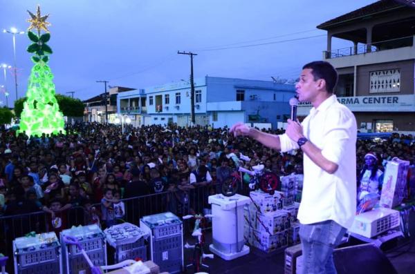 Prefeito de Maués entrega mais de 14 mil brinquedos e inaugura árvore de Natal sustentável Prefeito de Maués entrega mais de 14 mil brinquedos e inaugura árvore de Natal sustentável
