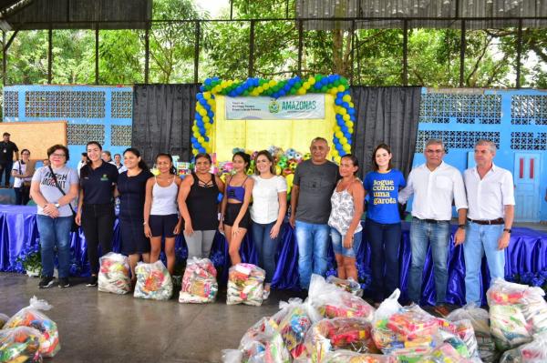 'Natal dos Ribeirinhos' leva mais de 10 toneladas de alimentos para região do Uatumã 'Natal dos Ribeirinhos' leva mais de 10 toneladas de alimentos para região do Uatumã