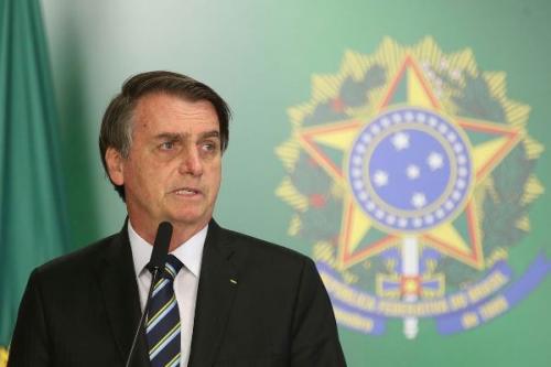 Jair Bolsonaro leva tombo, bate a cabeça e é hospitalizado Jair Bolsonaro leva tombo, bate a cabeça e é hospitalizado