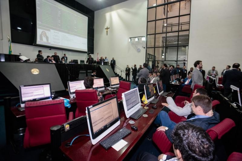 Alepa aprova reajuste e piso nacional vai beneficiar quase 24 mil professores Alepa aprova reajuste e piso nacional vai beneficiar quase 24 mil professores