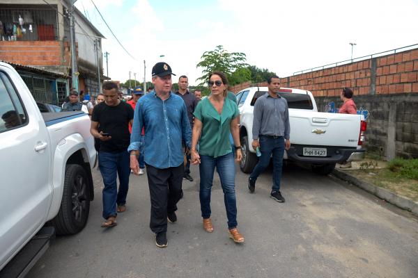 Em véspera de Natal, prefeito e primeira-dama visitam obras do igarapé do Mindu Em véspera de Natal, prefeito e primeira-dama visitam obras do igarapé do Mindu