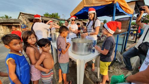 Primeira-dama Mayra Dias promove ação social de Natal em bairros de Parintins Primeira-dama Mayra Dias promove ação social de Natal em bairros de Parintins