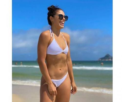 Marcela Marialva posa de biquíni branco no RJ, onde vai passar o Réveillon Marcela Marialva posa de biquíni branco no RJ, onde vai passar o Réveillon