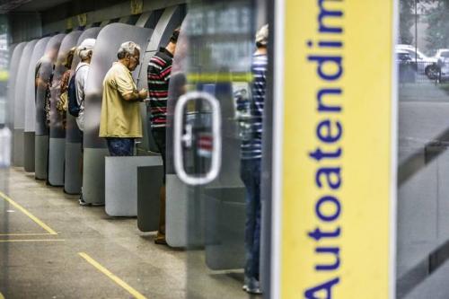 Bancos funcionam hoje (30) e fecham nesta terça (31) e no dia 1º Bancos funcionam hoje (30) e fecham nesta terça (31) e no dia 1º