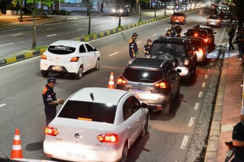 Detran-AM flagra 56 motoristas alcoolizados em oito horas de operação; nove são presos Detran-AM flagra 56 motoristas alcoolizados em oito horas de operação; nove são presos