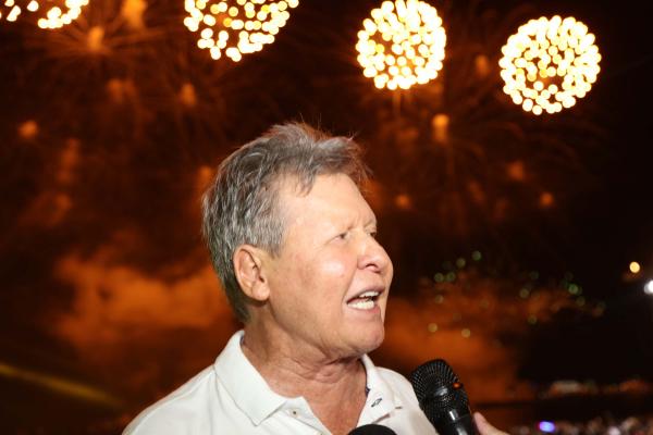 Arthur puxa a contagem regressiva e deseja paz, trabalho e segurança para 2020 Arthur puxa a contagem regressiva e deseja paz, trabalho e segurança para 2020